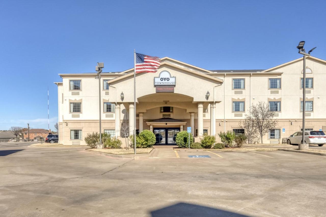 Oyo Townhouse Wichita Falls West Buitenkant foto