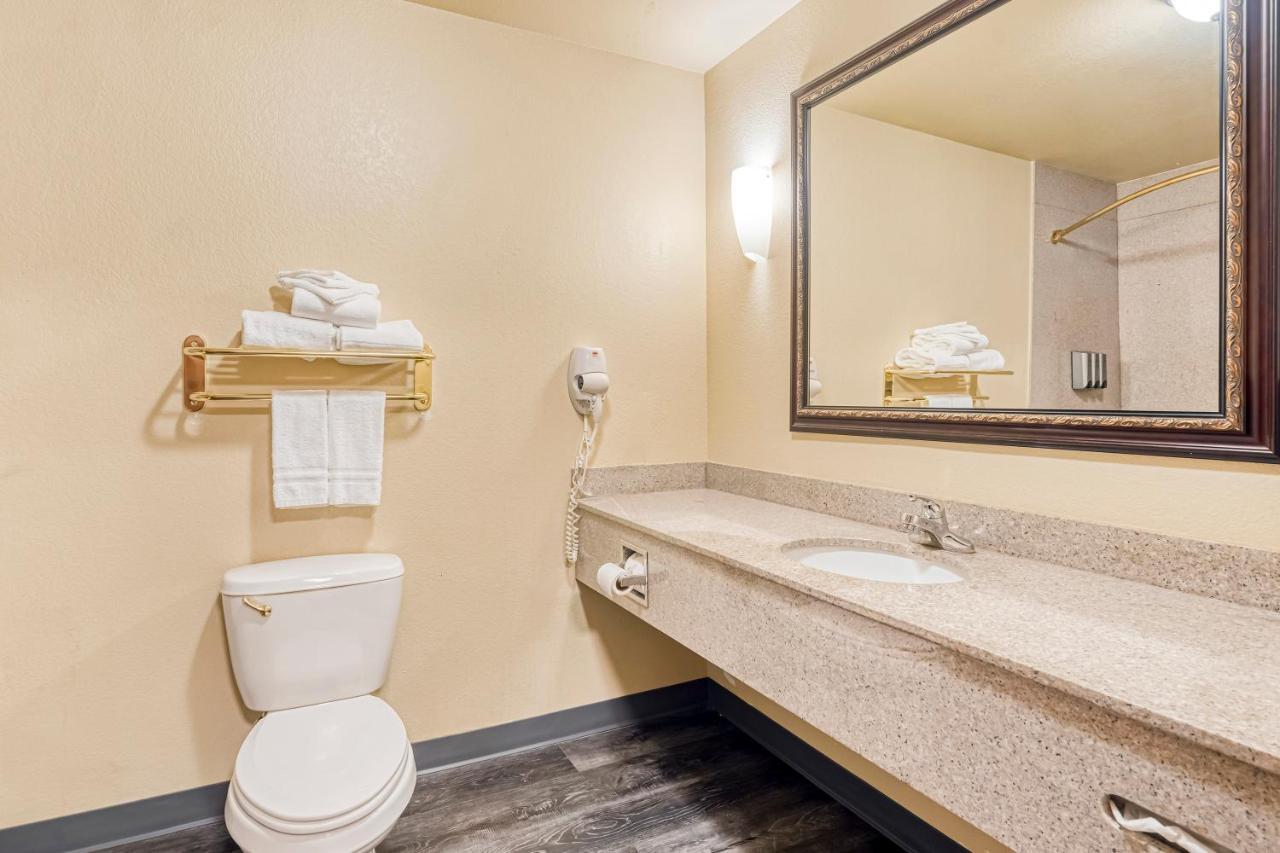 Oyo Townhouse Wichita Falls West Buitenkant foto